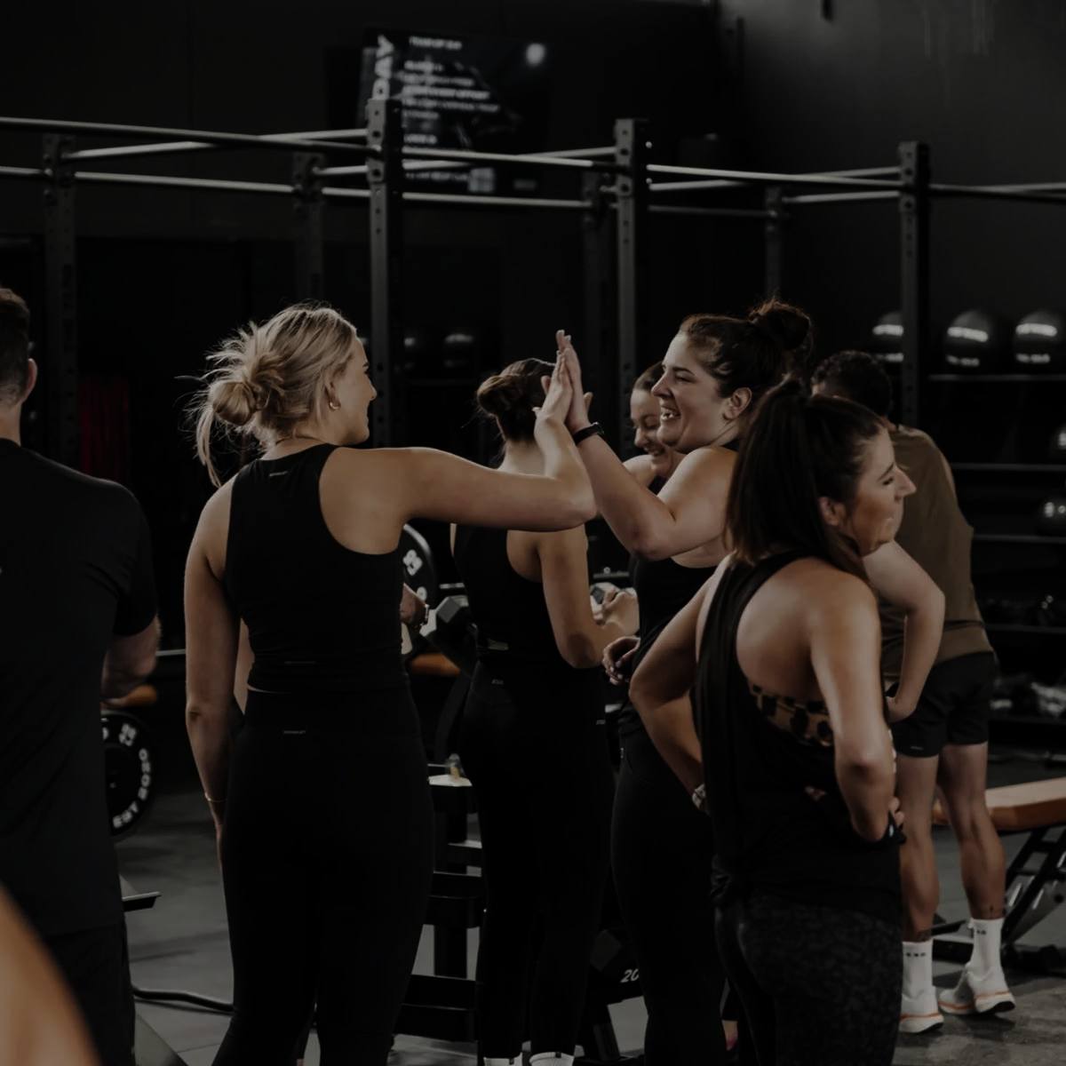 Atletas comemorando depois do treino